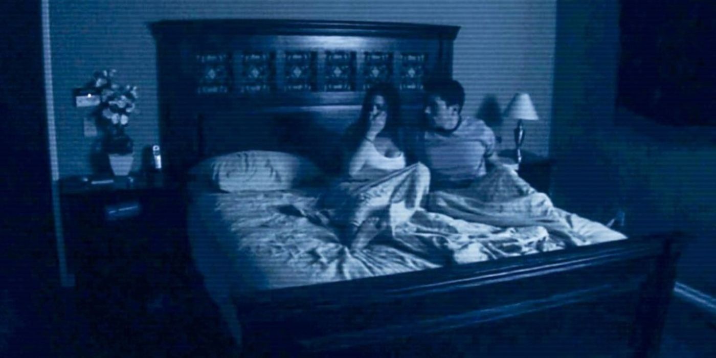 Katie y Micah sentados en la cama en Paranormal Activity