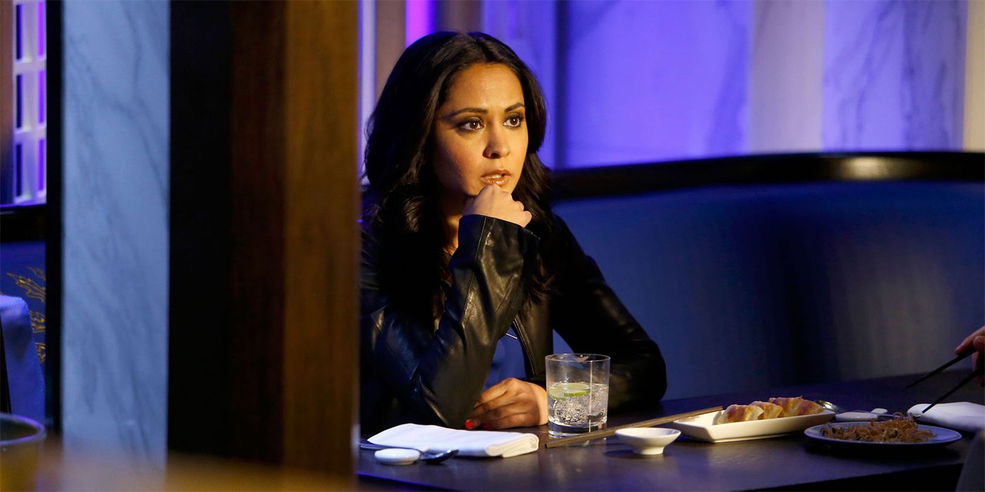 Parminder Nagra sebagai Meera di sebuah restoran di The Blacklist