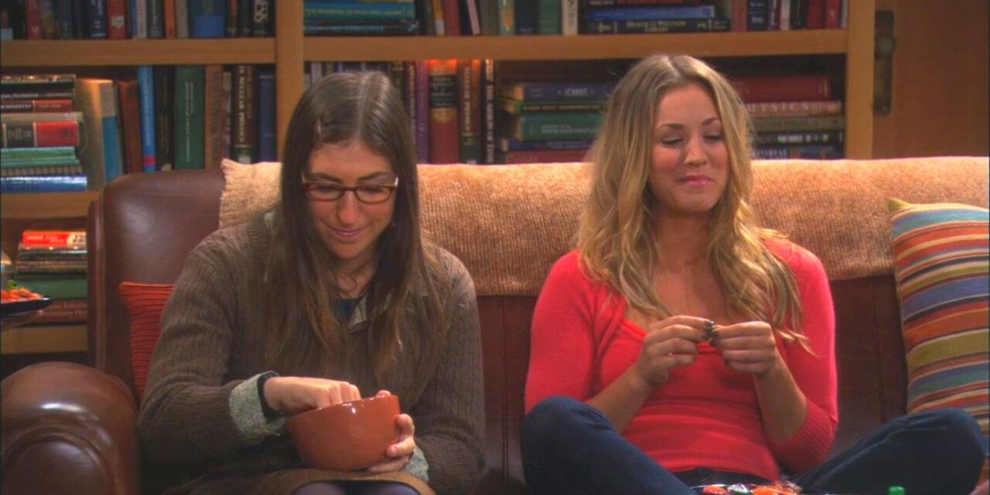 Penny and Amy talking on the couch on TBBT
