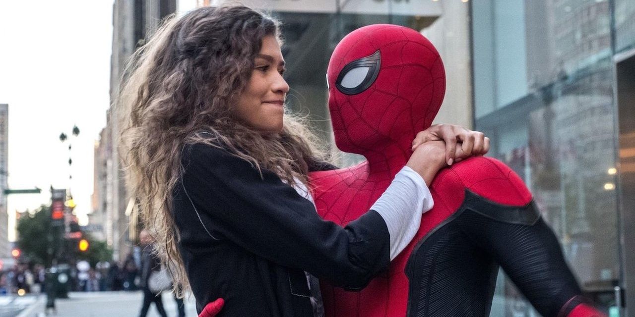 Peter holding MJ in Spider-Man No Way Home 