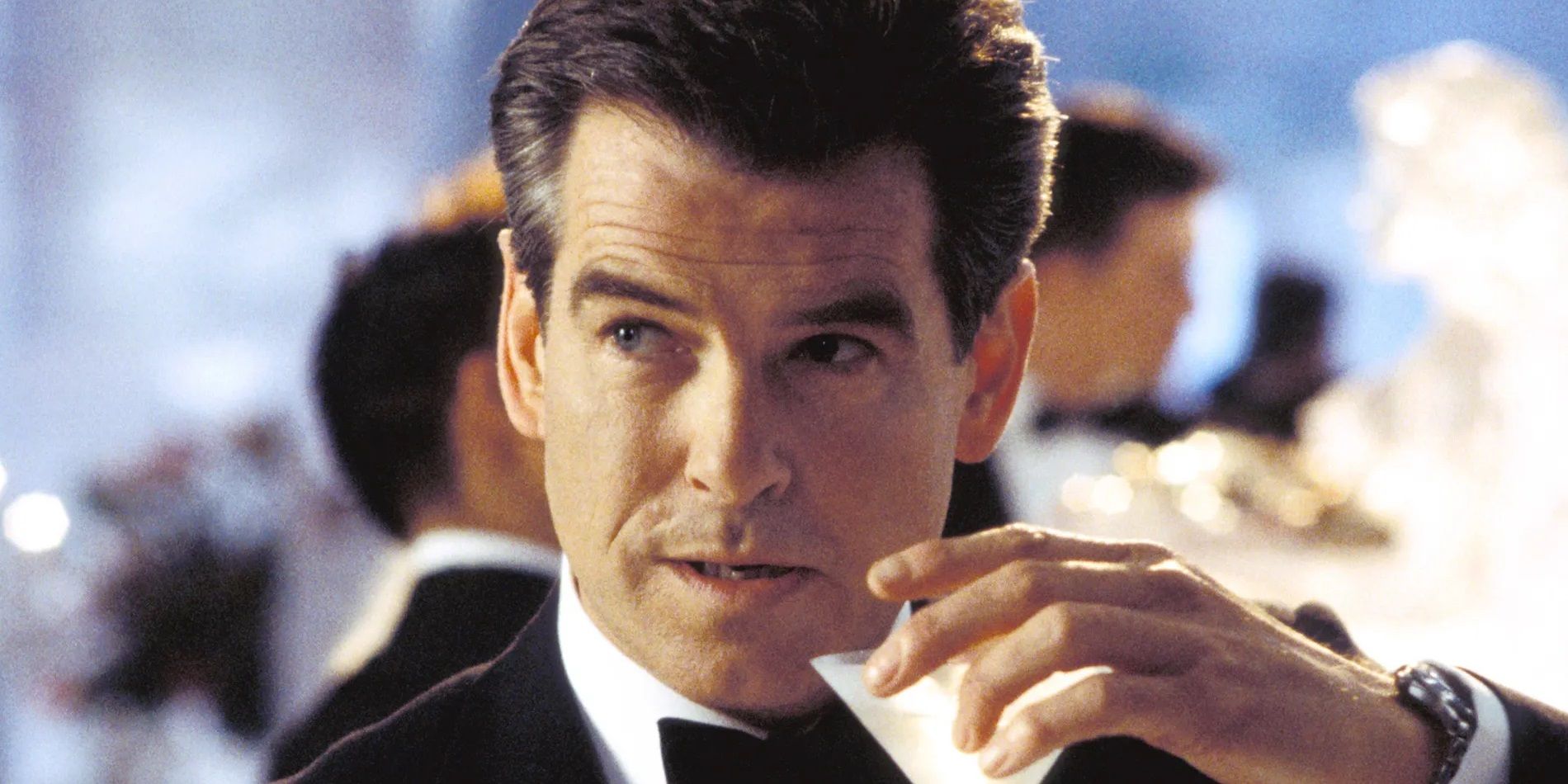 Pierce Brosnan como James Bond bebendo um martini em Die Another Day