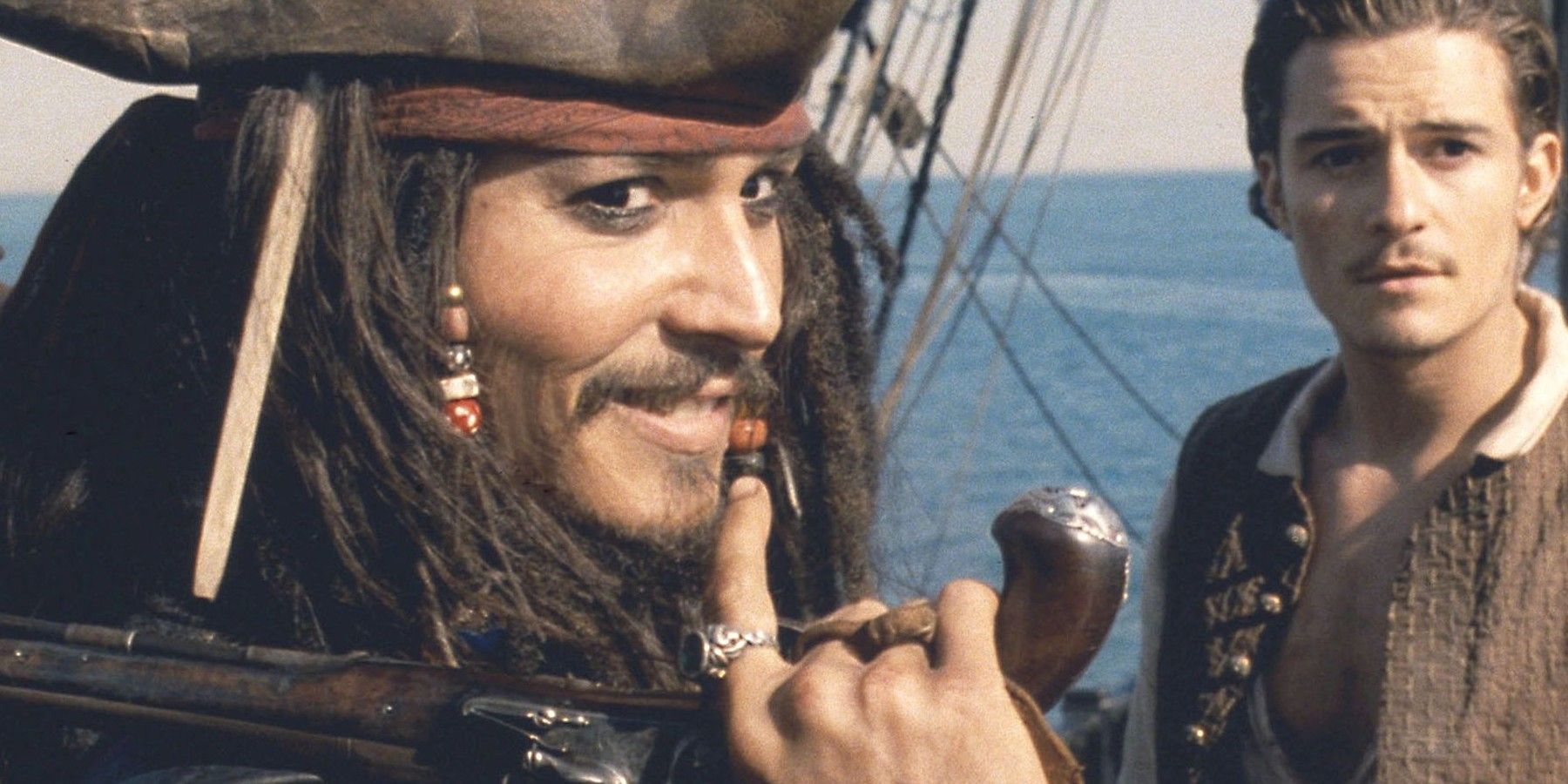 Jack Sparrow sorrindo por cima do ombro em Piratas do Caribe