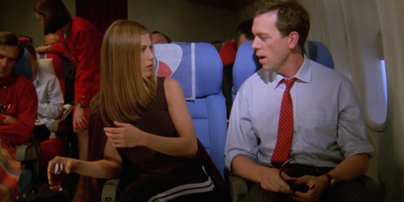 Rachel sentada ao lado de Hugh Laurie em um avião em Friends.