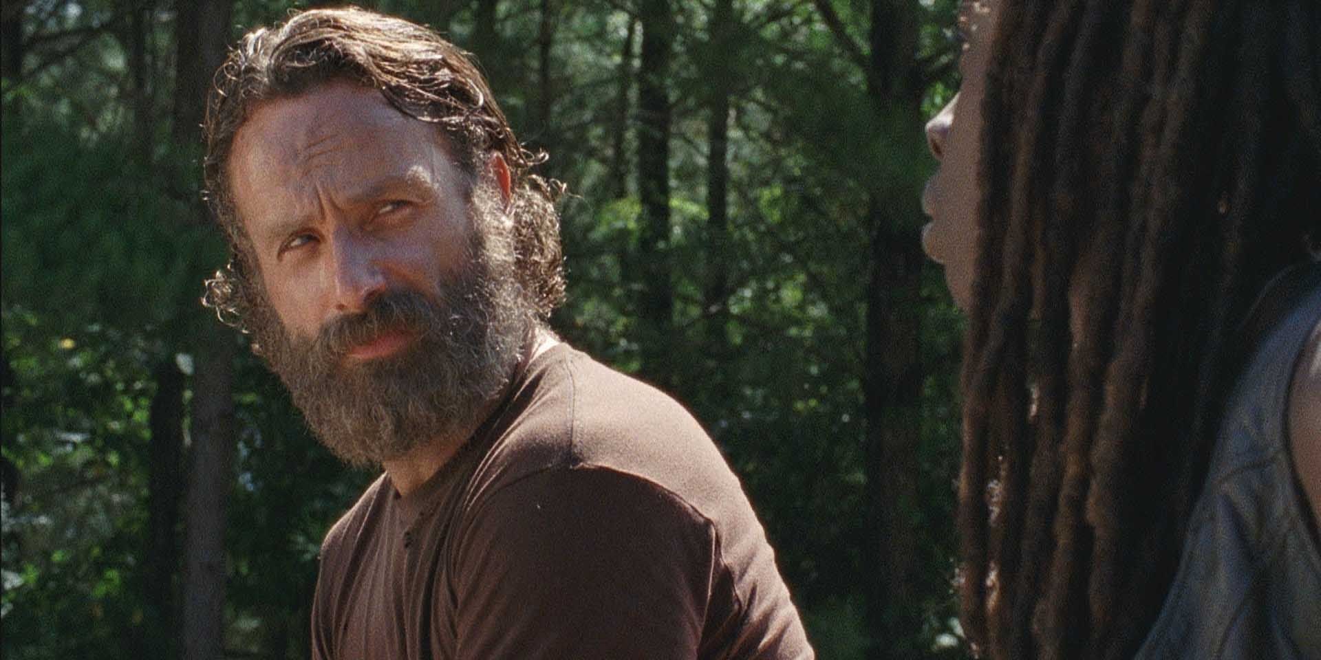 Rick Grimes olha para Michonne em The Walking Dead 