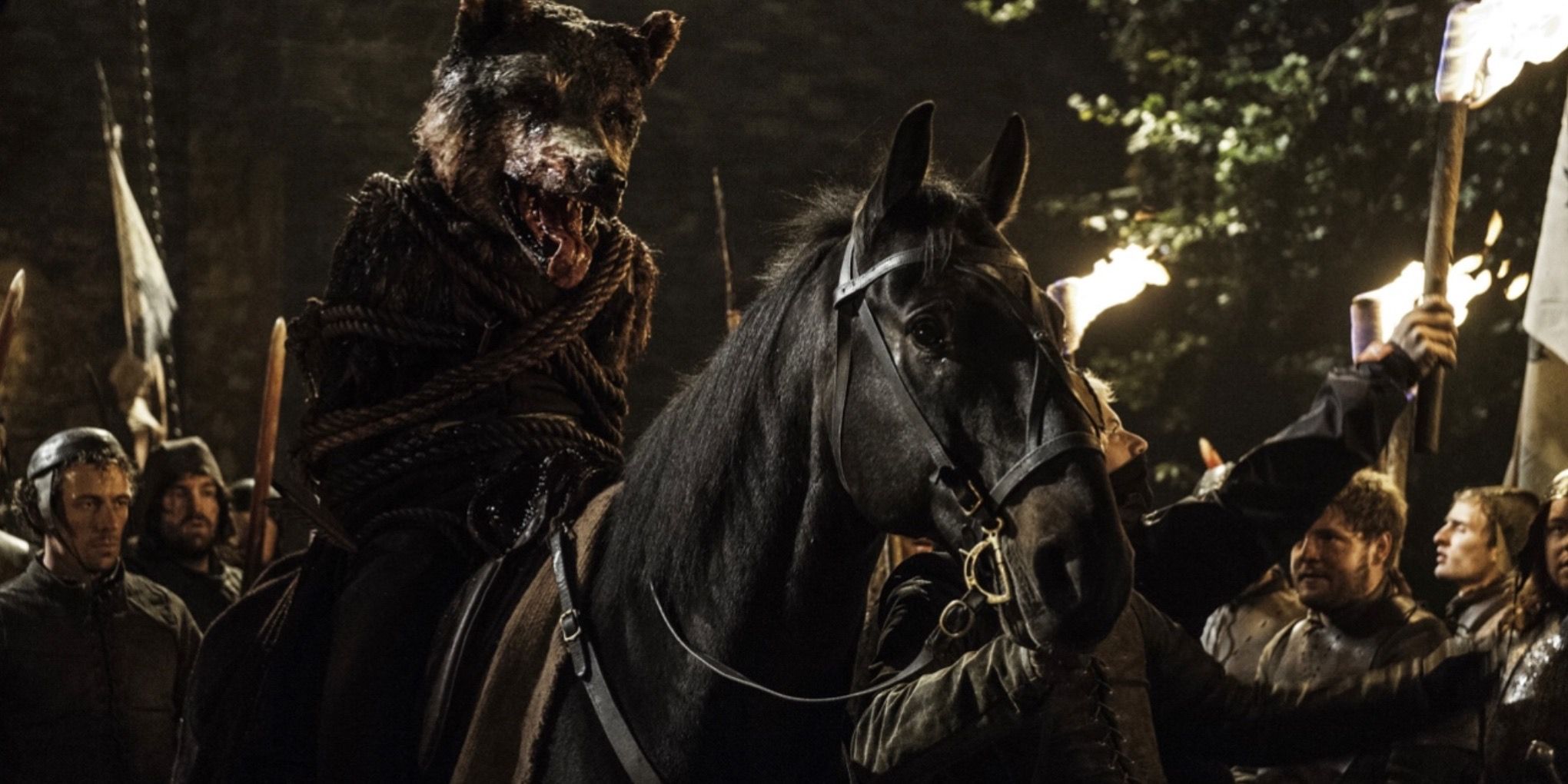 O lobo gigante de Robb Stark, Vento Cinzento, com a cabeça costurada no corpo de Robb em Game of Thrones