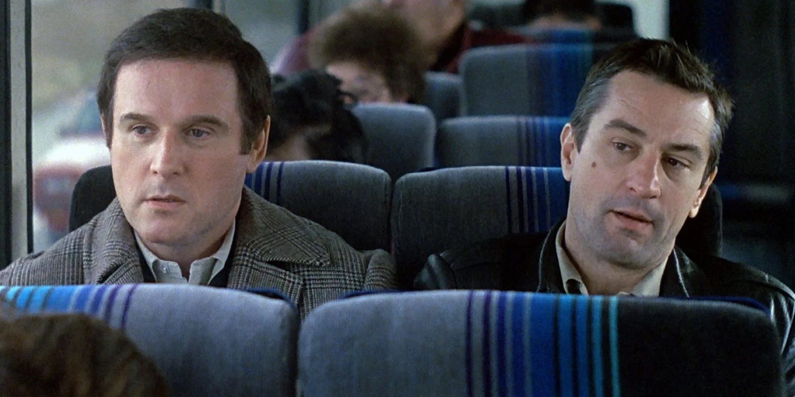 Robert De Niro and Charles Grodin sit on a bus in Midnight Run