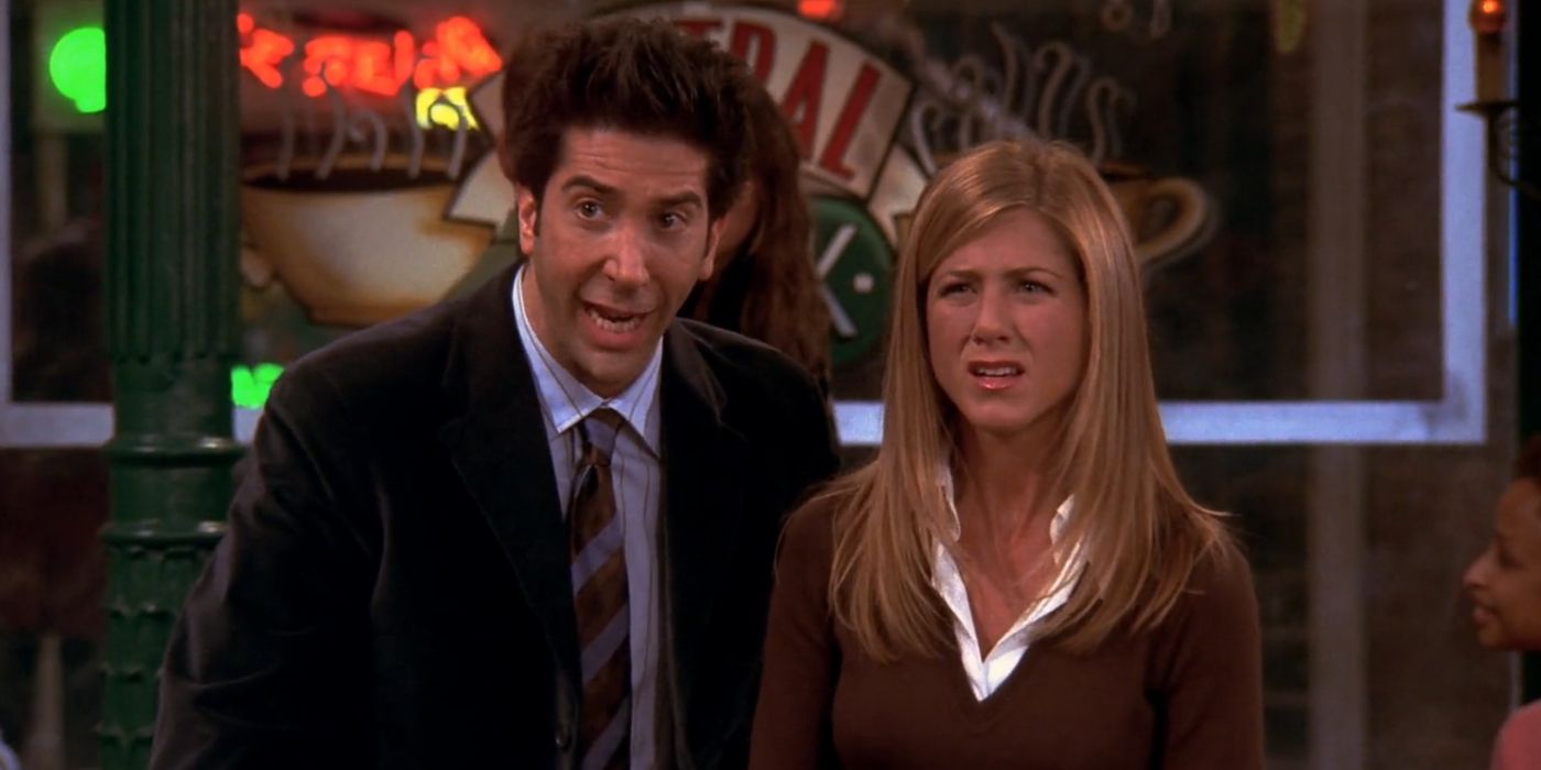 Ross e Rachel em pé no Central Perk em Friends.