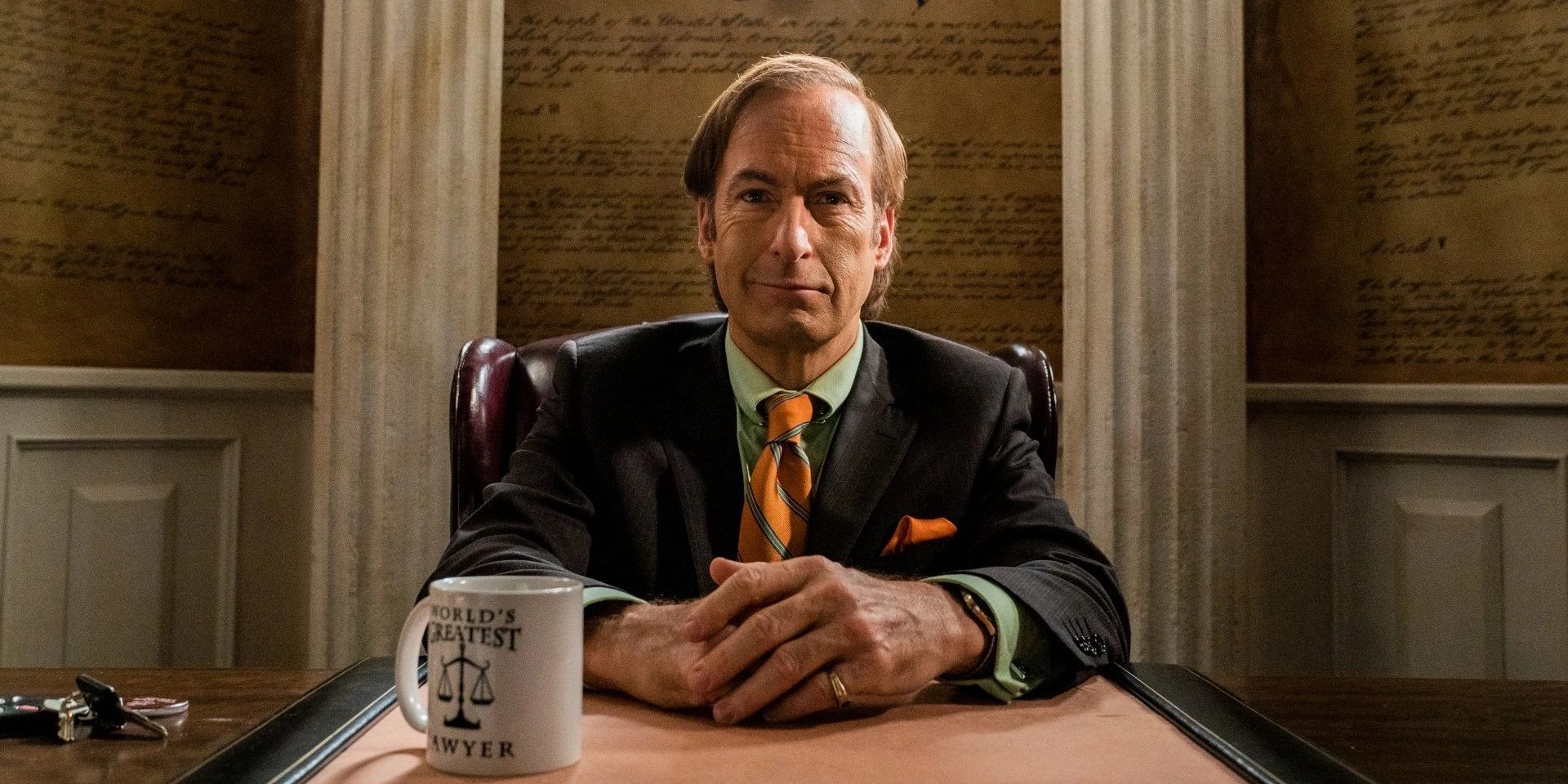 Saul está sentado em seu escritório em Better Call Saul