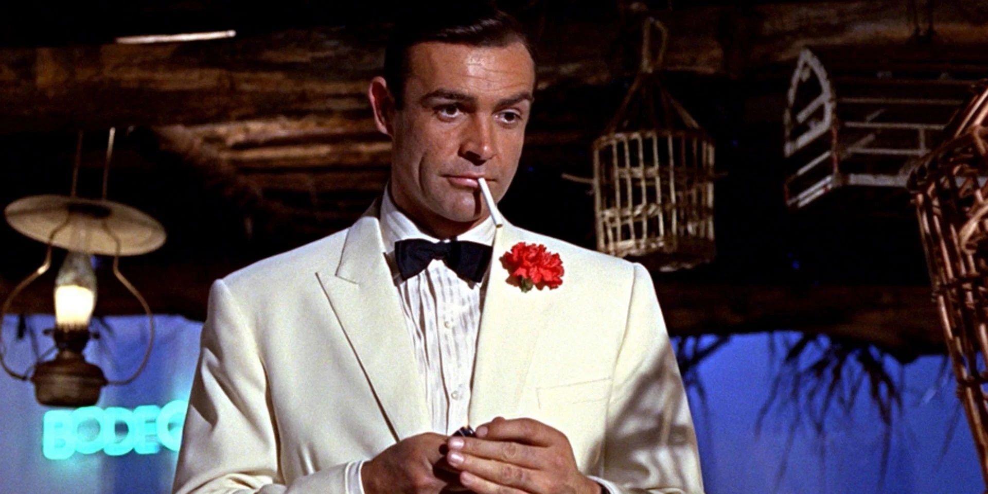 Sean Connery como James Bond fumando um cigarro em Goldfinger