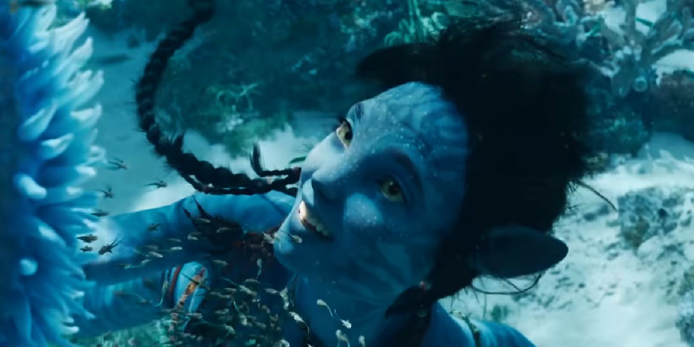 Kiri (Sigourney Weaver) swimming in Avatar: The Way of Water 