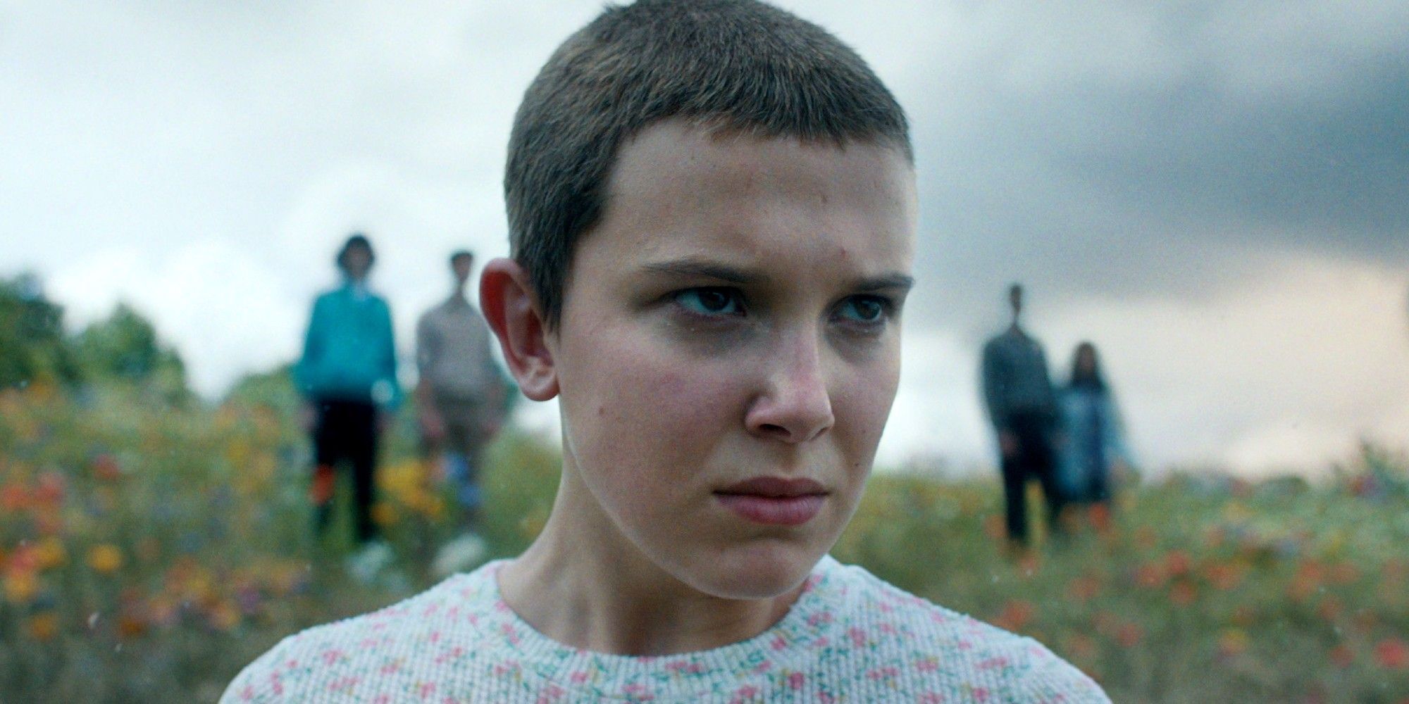 Millie Bobby Brown olhando de soslaio em Stranger Things