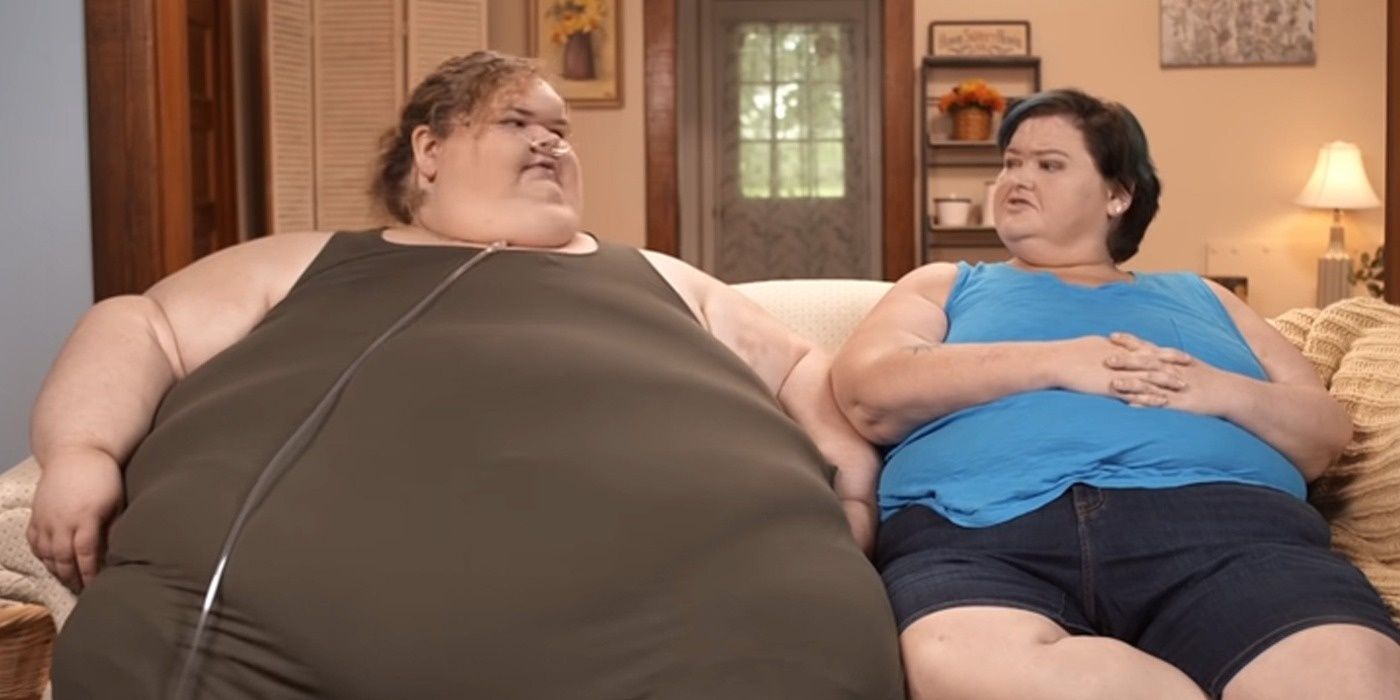 Tammy and Amy Slaton on 1000-Lb Sisters sitting on couch