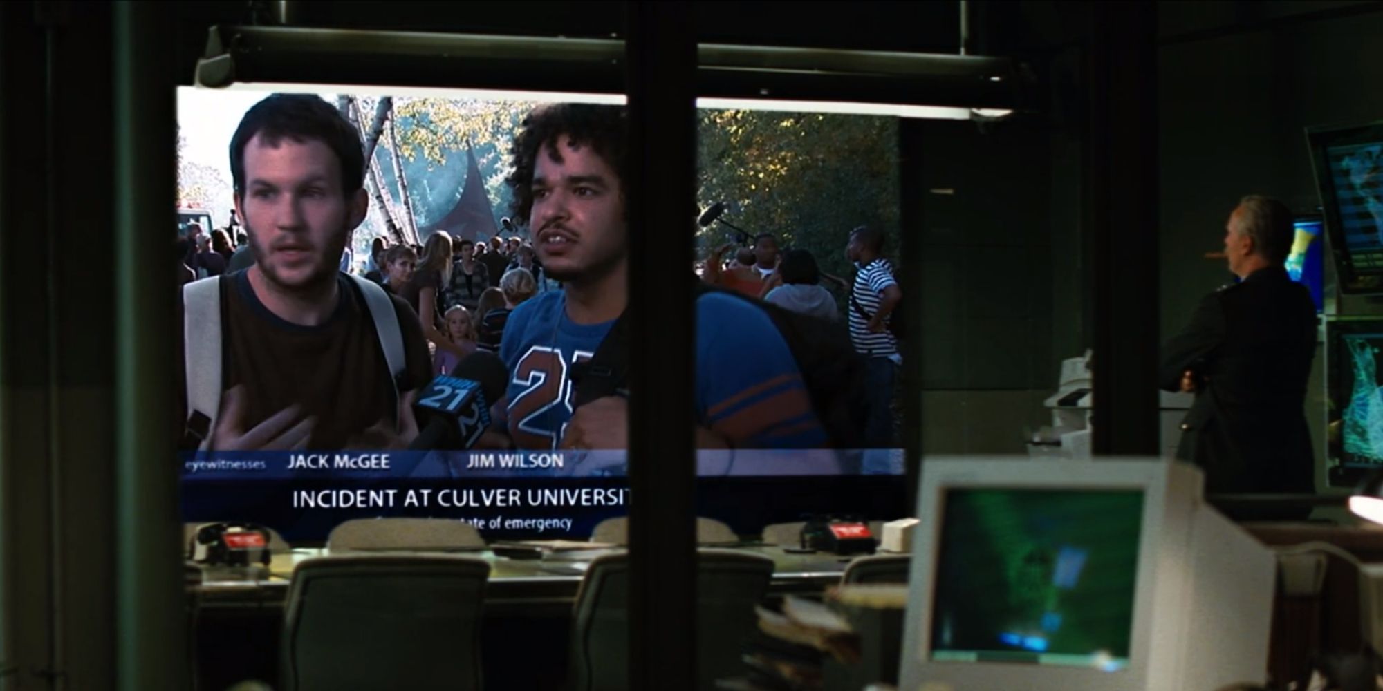 Thaddeus Ross assistindo a uma entrevista com Jack McGee e Jim Wilson em O Incrível Hulk (2008)