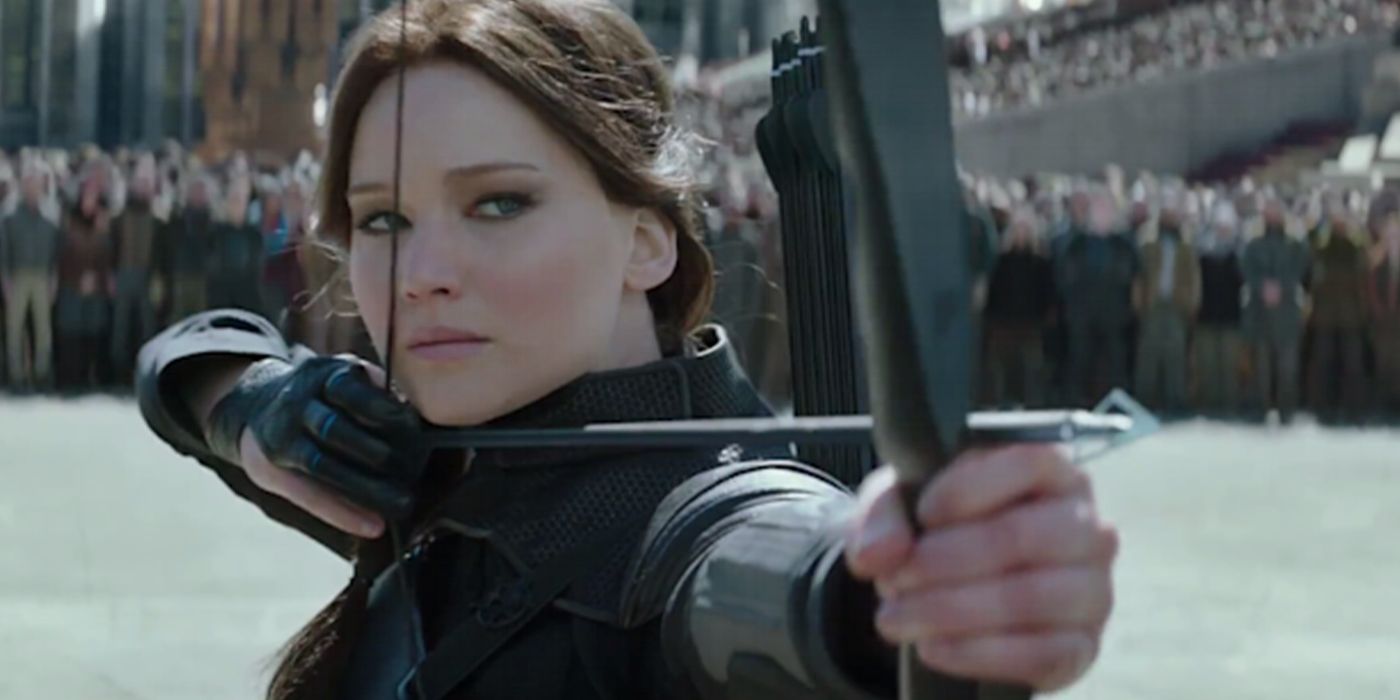 Katniss has her bow ready in The Hunger Games Mockingjay