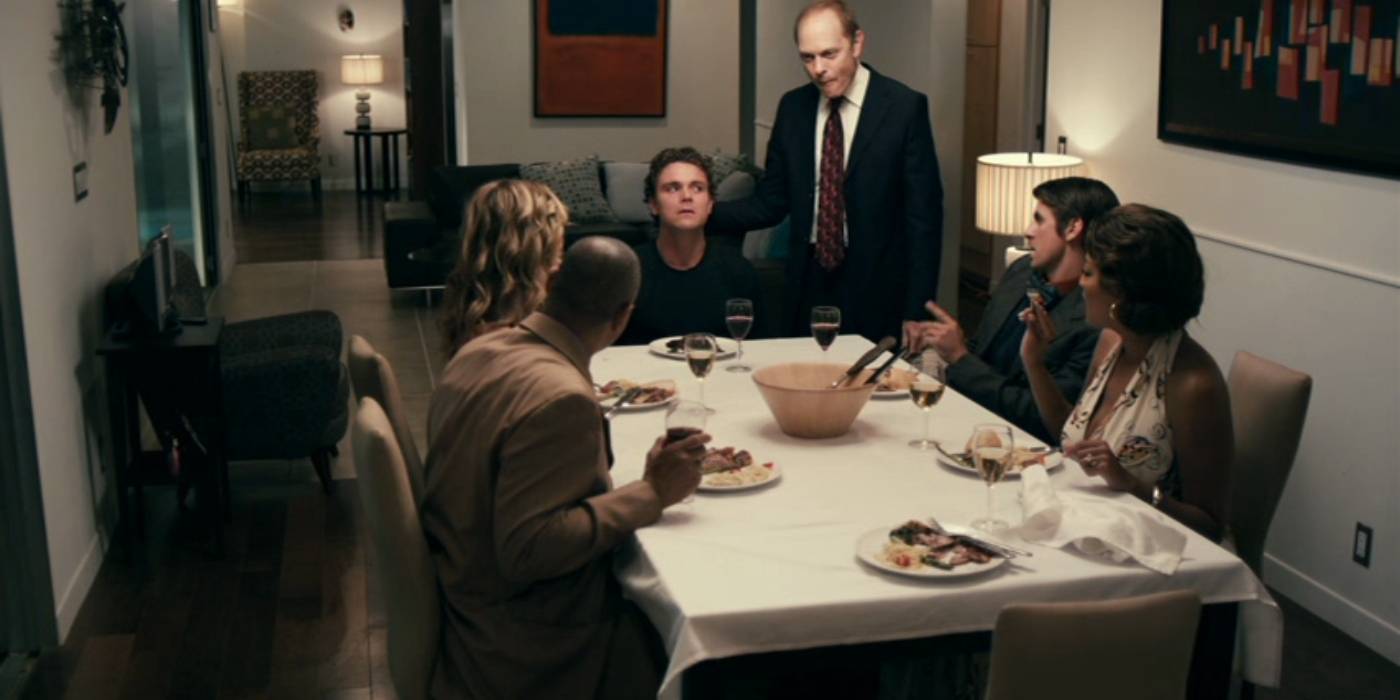 Os personagens sentados em uma mesa de jantar em The Perfect Host