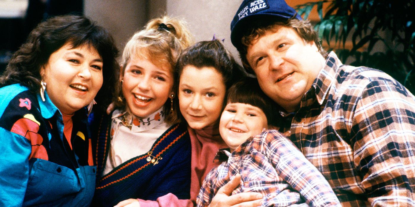 The Roseanne cast smiling
