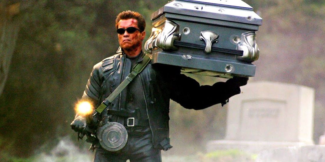 O Exterminador do Futuro carrega o caixão de Sarah em Terminator 3 Rise of the Machines