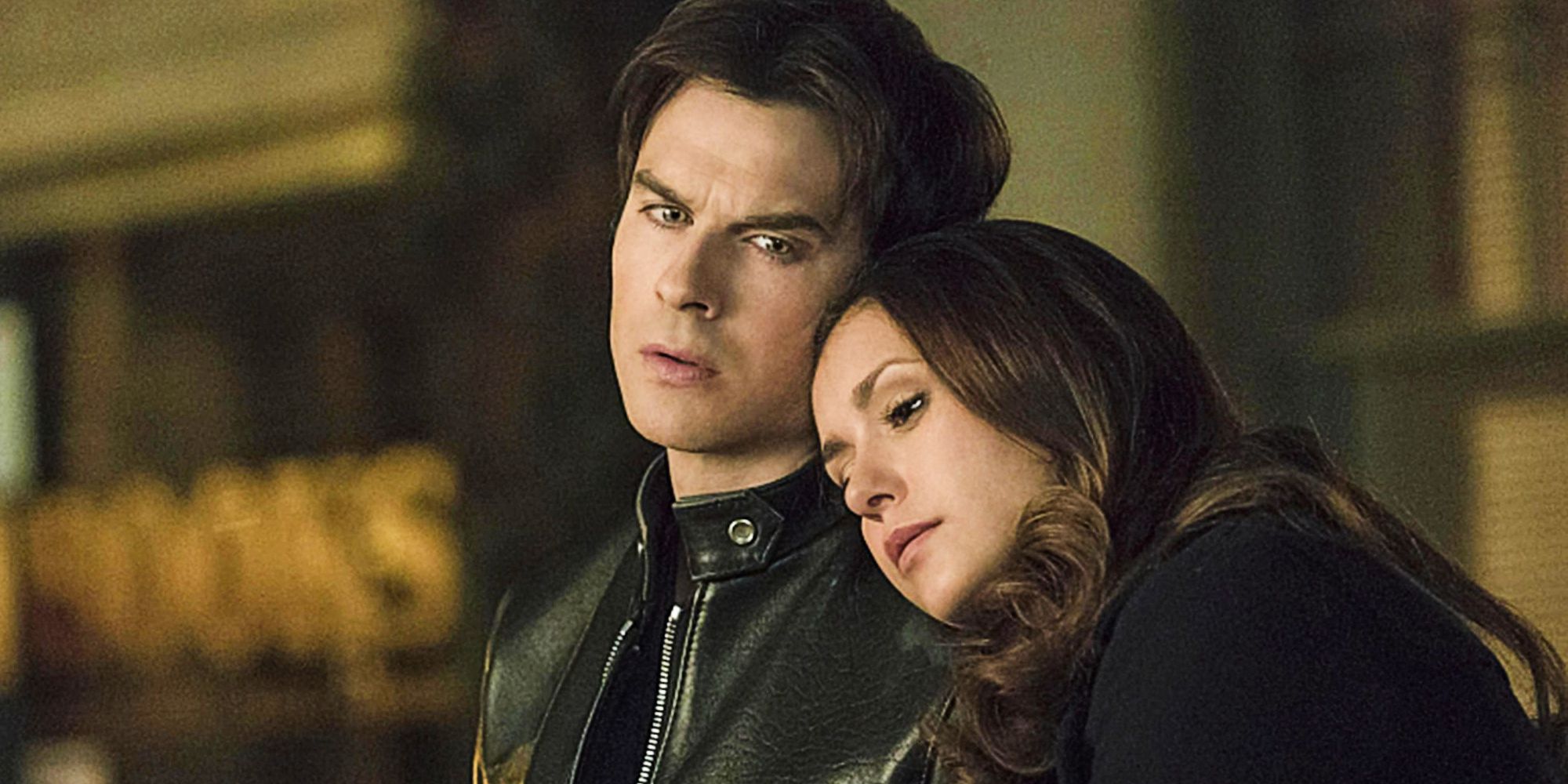Elena descansando a cabeça no ombro de Damon em The Vampire Diaries