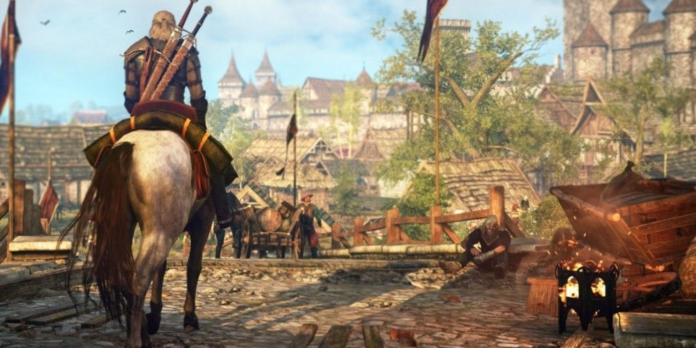 Geralt entra na cidade de Novigrad a cavalo em The Witcher 3.