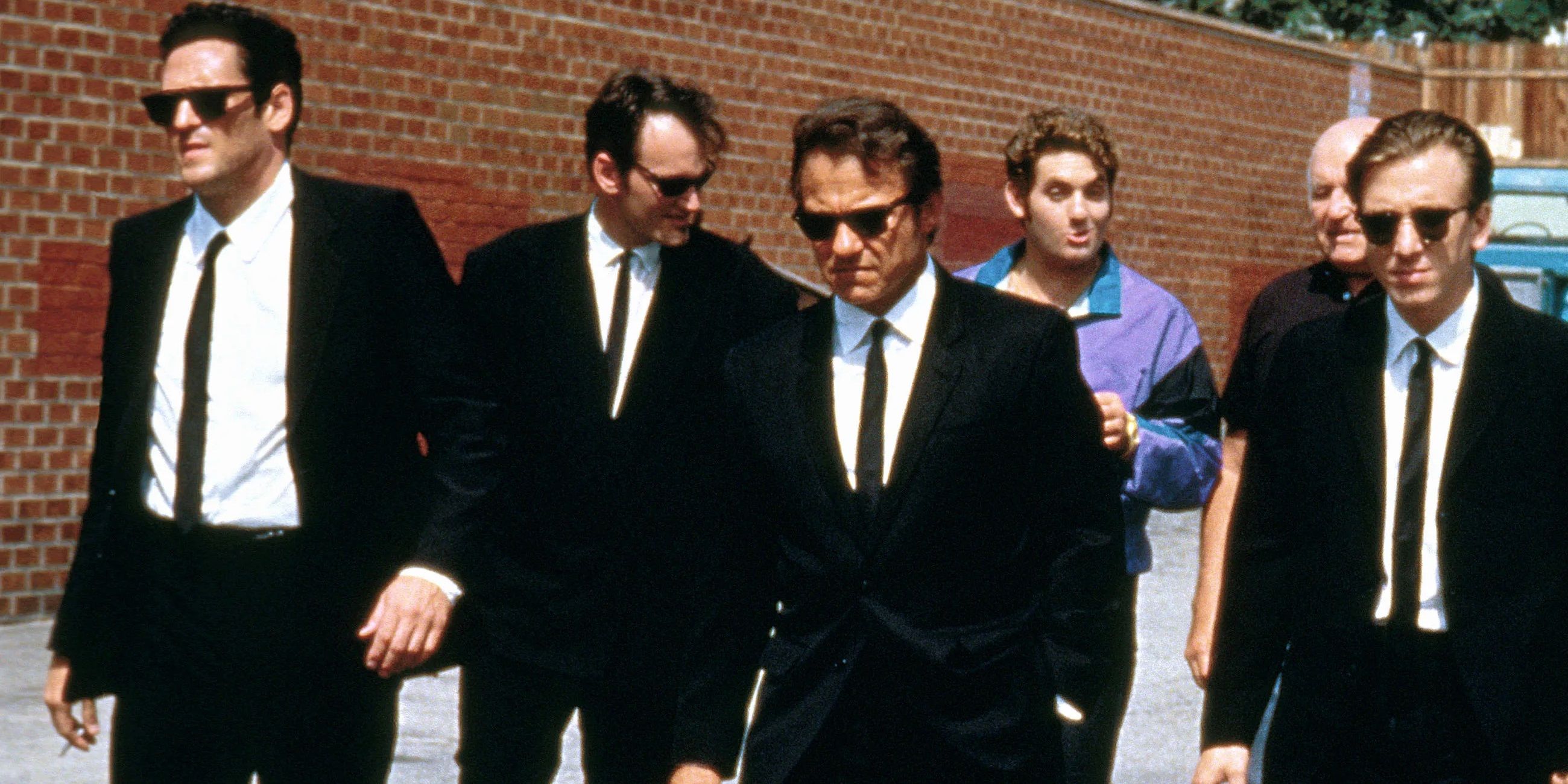 Os ladrões andam por um estacionamento em Reservoir Dogs