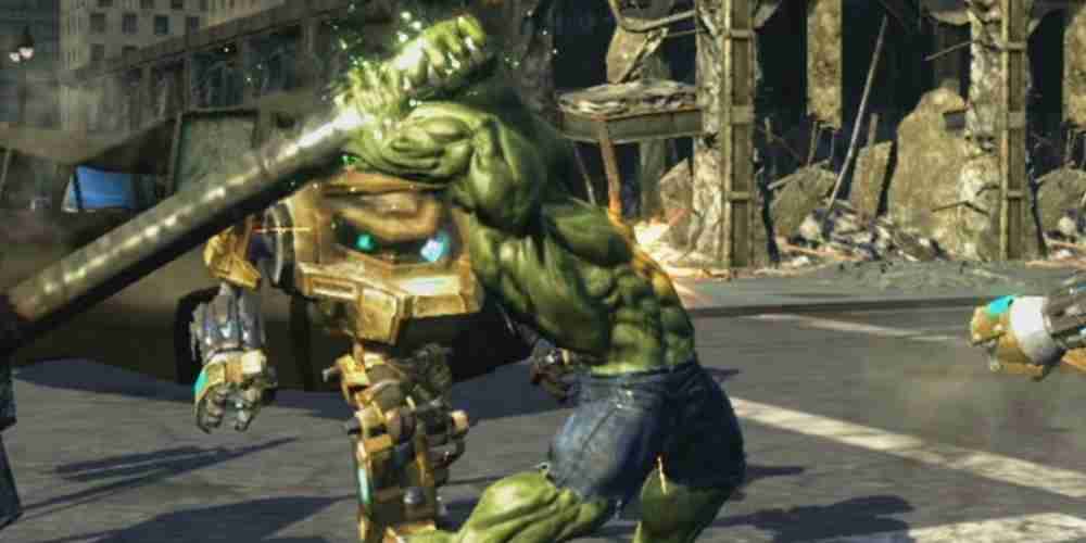 O Hulk segura um poste de metal sobre sua cabeça para derrubá-lo em um videogame.