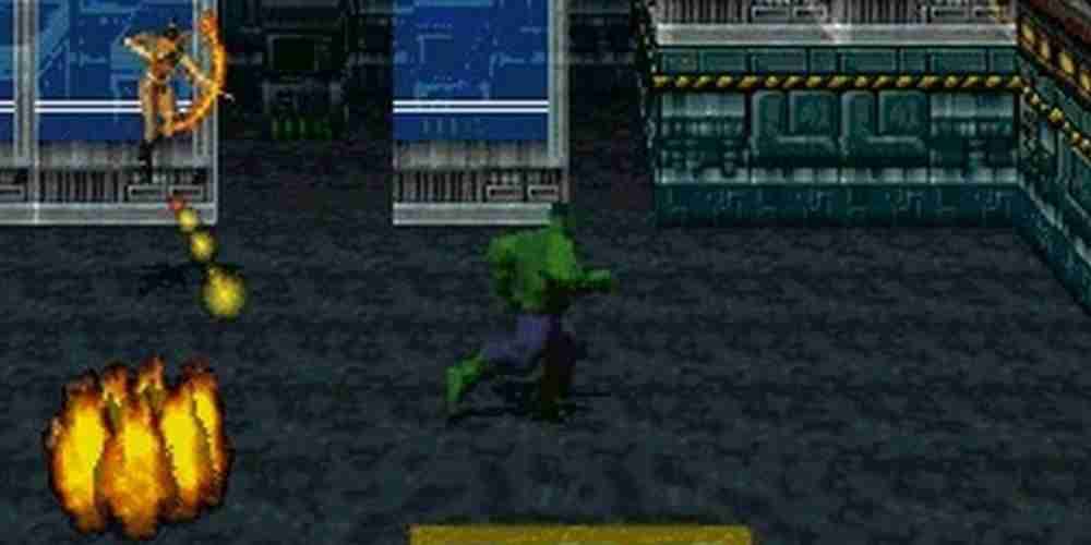 O Hulk atravessa uma instalação enquanto é atingido por um arco no videogame The Pantheon Saga.