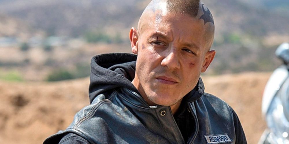 Theo Rossi looking to his right in Sons of Anarchy