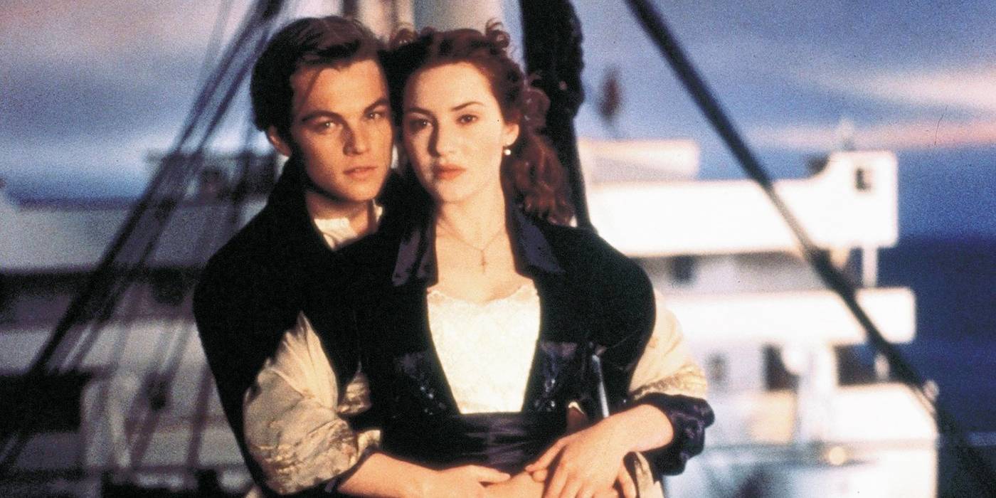 Jack abraçando Rose por trás em Titanic