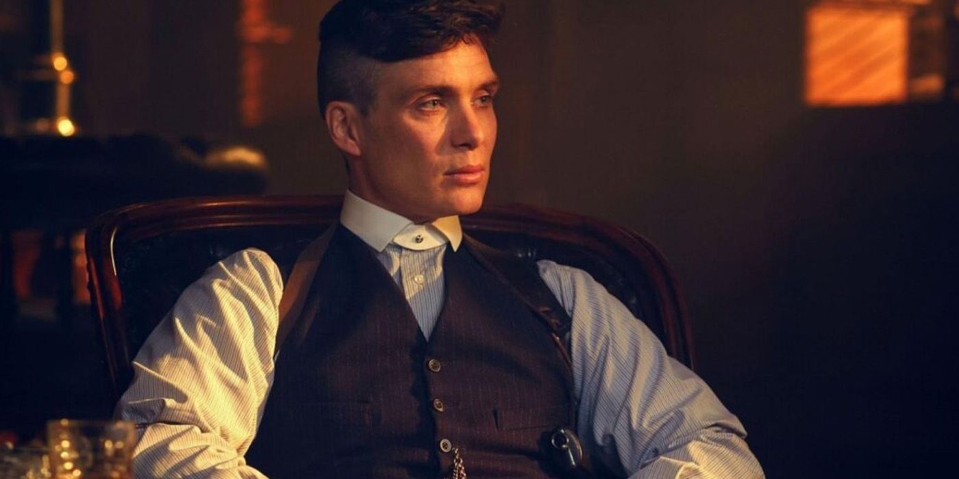 Tommy Shelby (Cillian Murphy) se sienta en una silla y mira fijamente en Peaky Blinders.