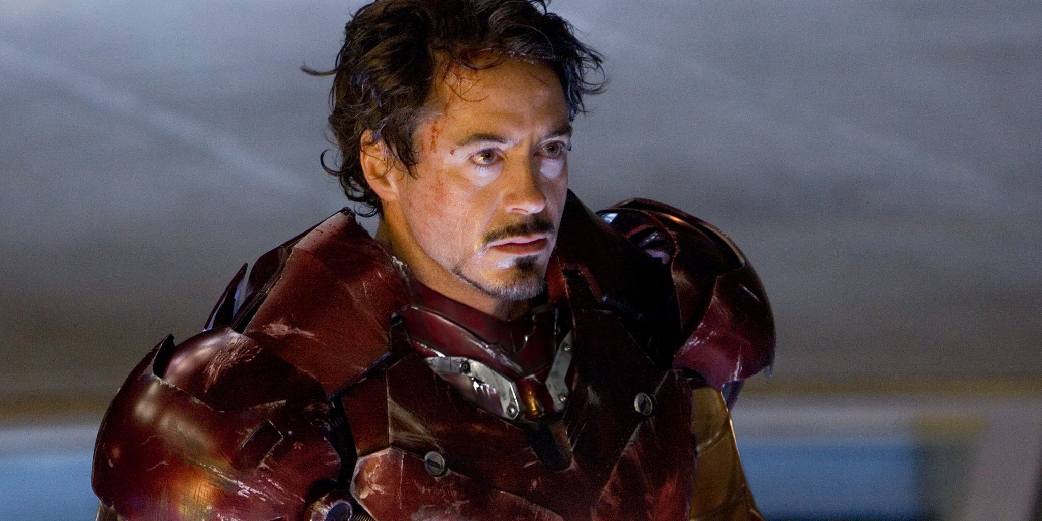 Tony Stark vestindo sua armadura em Homem de Ferro 