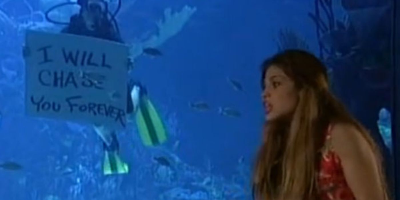 Topanga em um aquário com Cory como um mergulhador atrás dela, em Boy Meets World.
