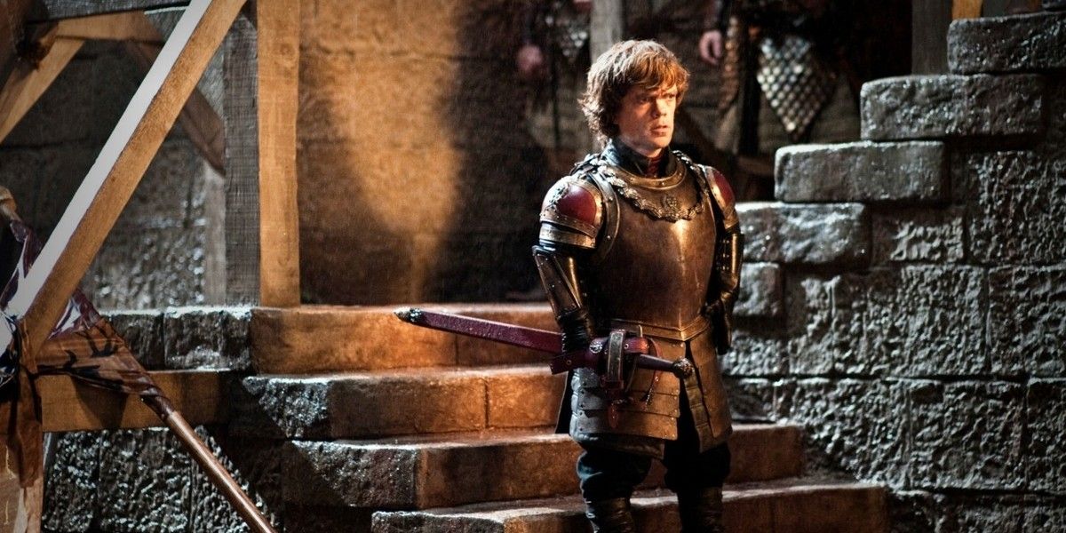 Tyrion Lannister em armadura em pé nas escadas em Game of Thrones