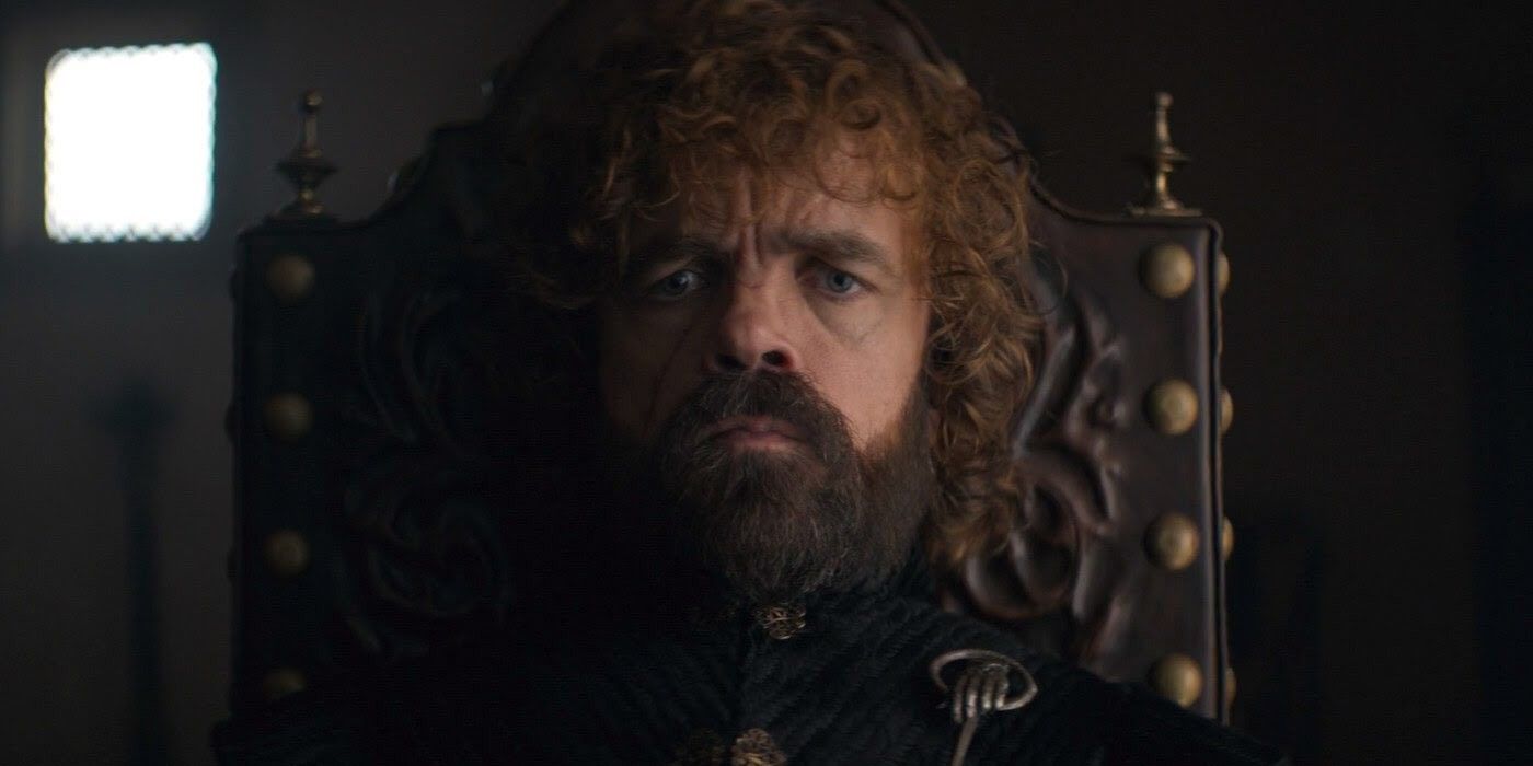 Tyrion Lannister sentado em uma cadeira parecendo pensativo em Game of Thrones.
