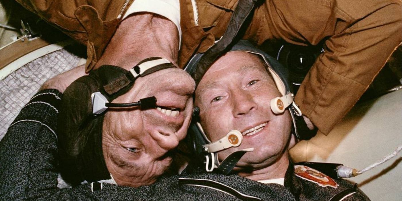 Dois astronautas do projeto de teste Apollo-Soyuz