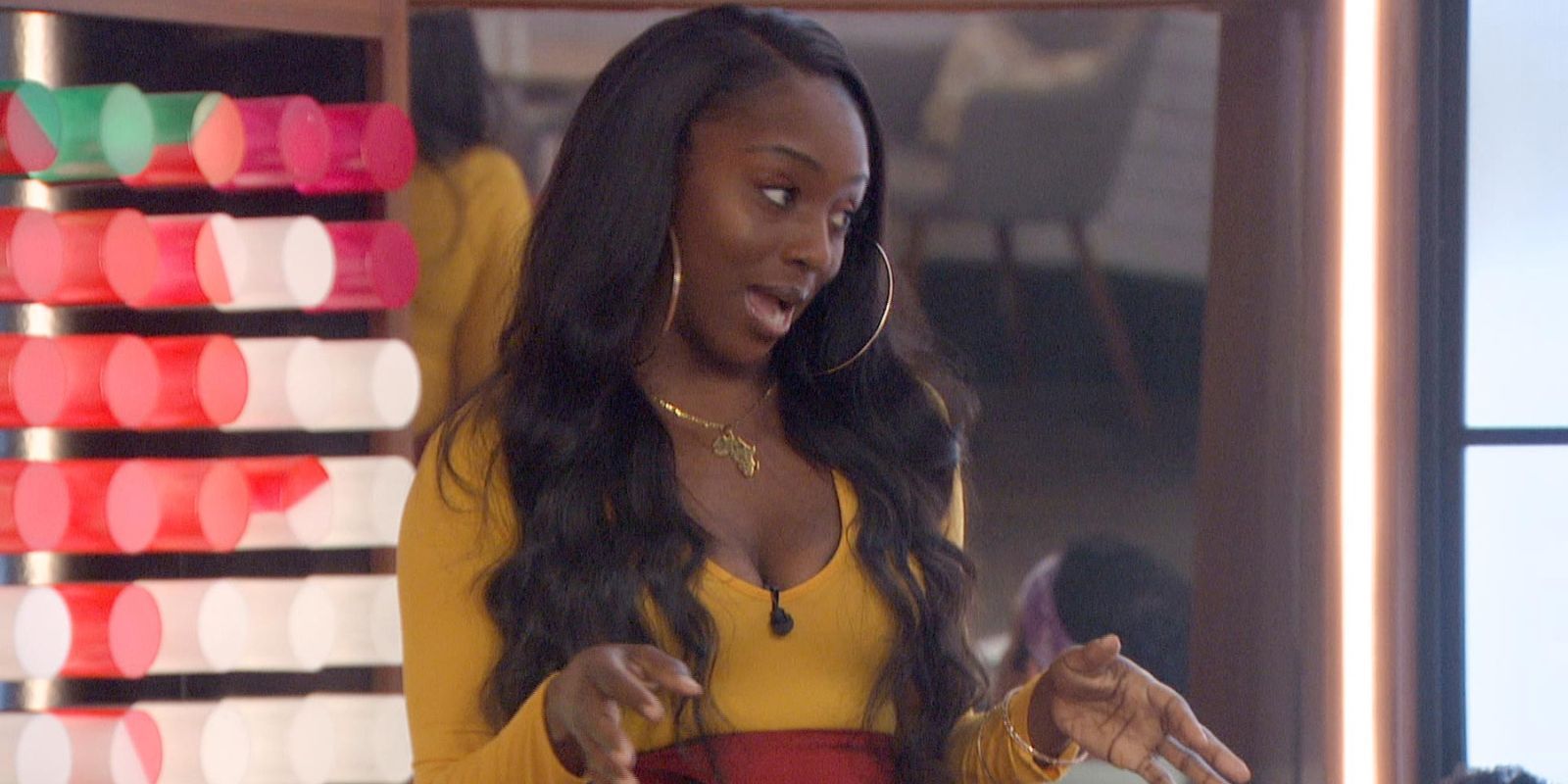 Davonne talking on eviction night in yellow top