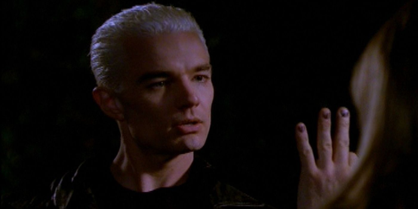 Spike olhando para Buffy, segurando três dedos