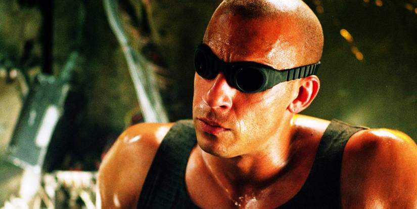 Vin Diesel wearing glᴀsses/goggles as Riddick in Pitch Black with a blank look on his face