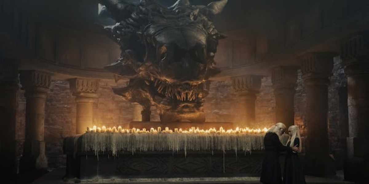 Viserys e Rhaenyra falam na frente do crânio de Balerion the Dread em House of the Dragon.