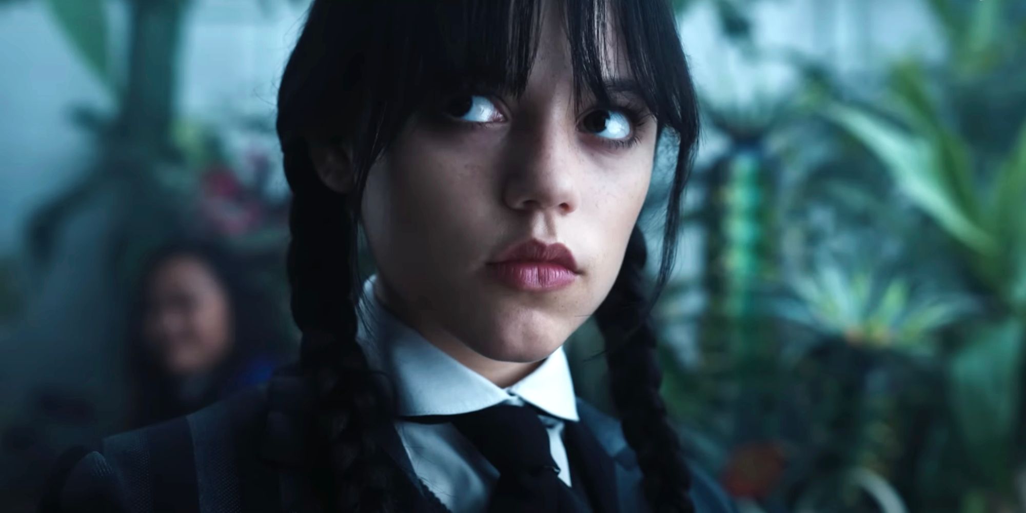 Jenna Ortega parece séria na quarta-feira