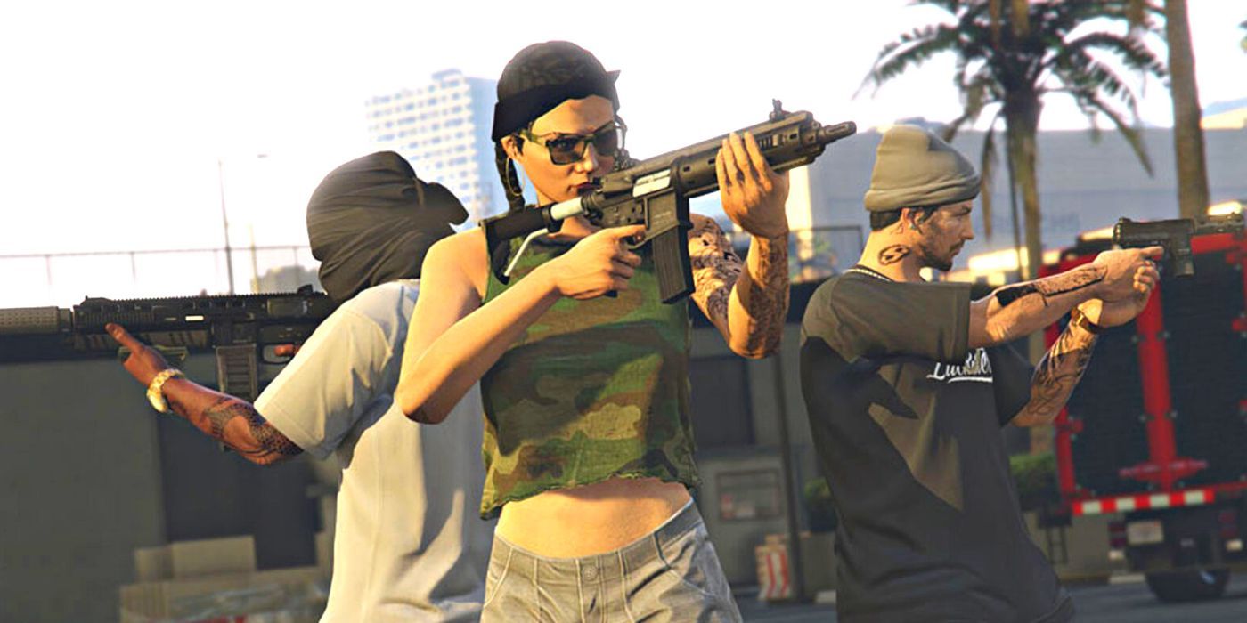 Um grupo de personagens do GTA Online brandindo armas de fogo.