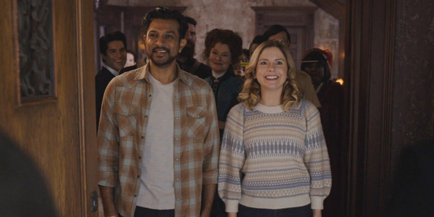 Utkarsh Ambudkar e Rose McIver sorrindo e juntos em Ghosts