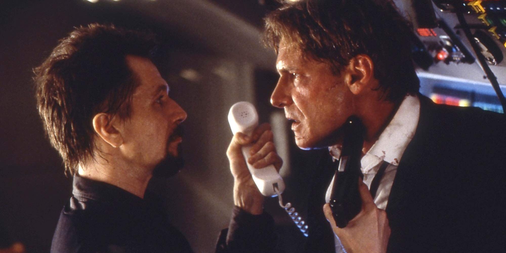 Gary Oldman tient Harrison Ford sous la menace d'une arme dans Air Force One