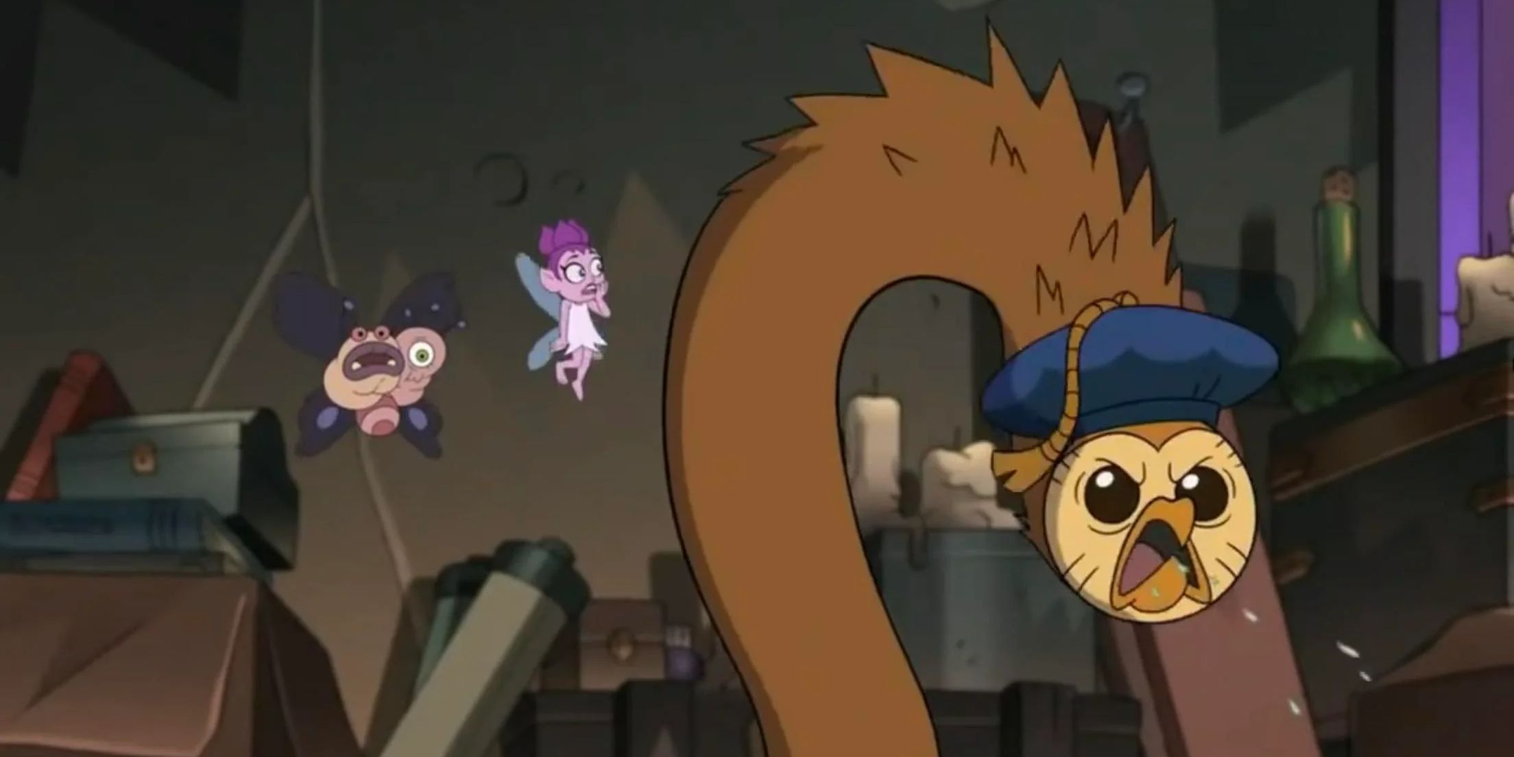 Imagem de um duende e criatura voadora chocada enquanto Hooty está com raiva e usando um chapéu de professor