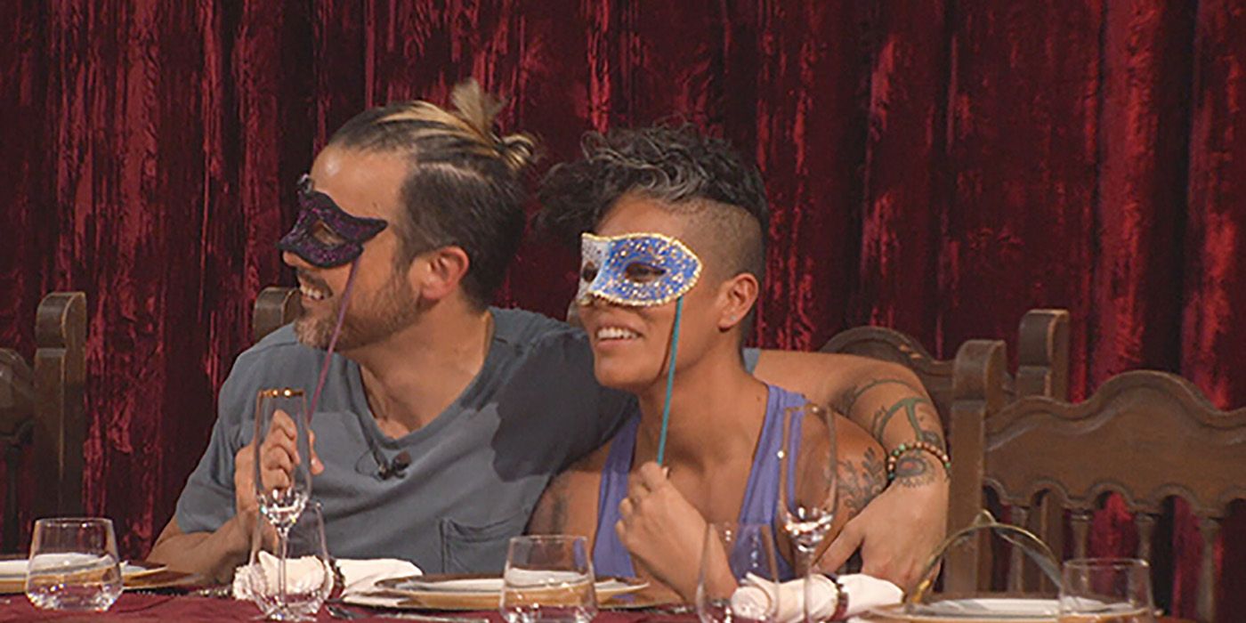 Daniel e Nicole usando máscaras no Big Brother 24.