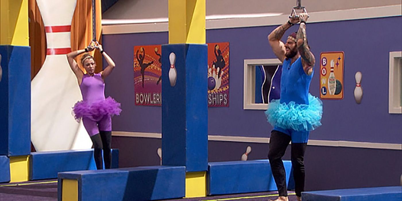 Liz e Austin vestidos de collants e tutus, participando da competição Bowlerina no Big Brother.