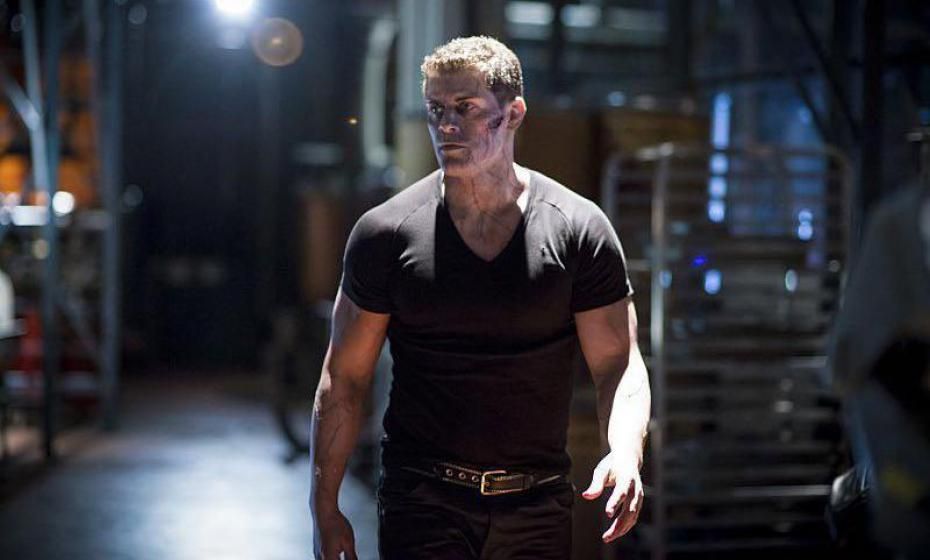 derek sampson in Arrow walking in a warehouse