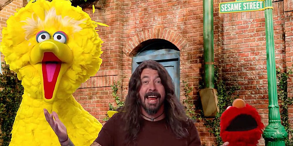 Dave Grohl posa com Big Bird e Elmo na Vila Sésamo