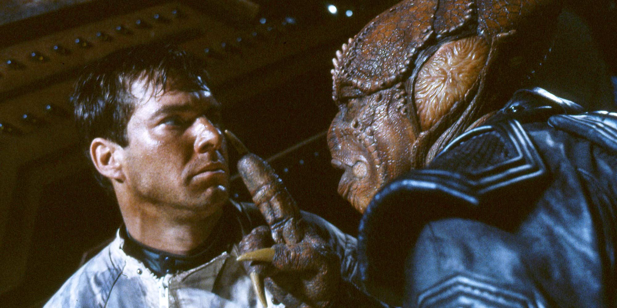 Um alienígena confrontando Dennis Quaid na mina inimiga