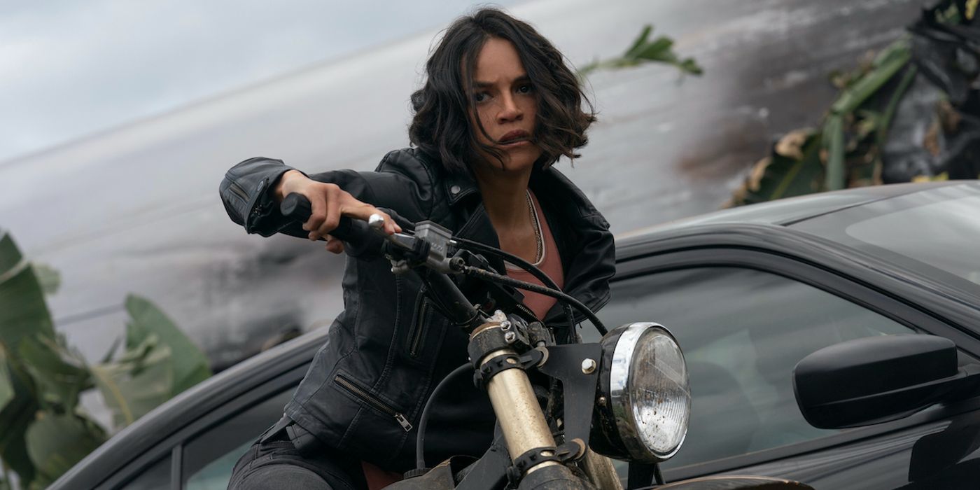 Letty dirigindo uma bicicleta pelo trânsito em Fast 10.