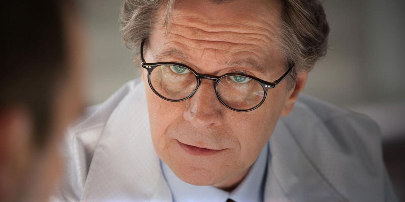 Gary Oldman como Dr. Dennet Norton em RoboCop.